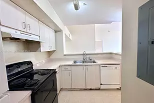 11185 SW 6th St, Pembroke Pines, FL 33025 - Photo 4