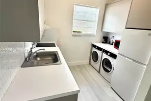 1043 NW 2nd St, Miami, FL 33128 - Photo 2