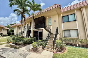 318 Lakeview Dr, Weston, FL 33326 - Photo 1