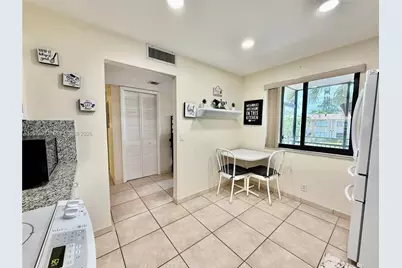 318 Lakeview Dr #203, Weston, FL 33326 - Photo 4