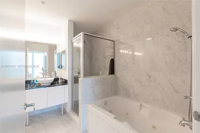 31 SE 5th St #4121, Miami, FL 33131 - Photo 12