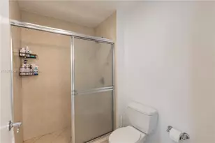 31 SE 5th St, Miami, FL 33131 - Photo 16