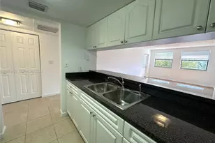 8160 Geneva Ct, Doral, FL 33166 - Photo 4