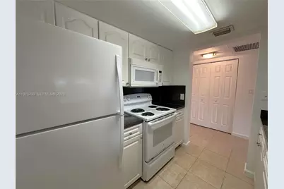 8160 Geneva Ct #404, Doral, FL 33166 - Photo 2