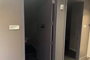 1300 Brickell Bay Dr, Miami, FL 33131 - Photo 30