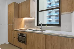 11 NE 6th St, Miami, FL 33132 - Photo 10