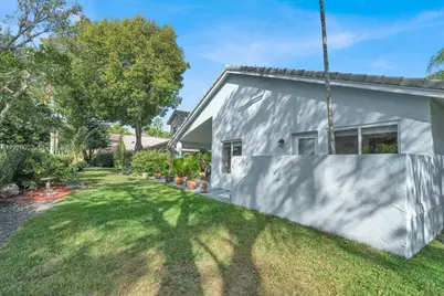 2091 Island Cir, Weston, FL 33326 - Photo 2