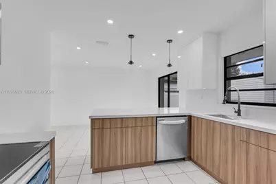 1005 W 36th Pl, Hialeah, FL 33012 - Photo 12