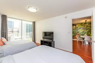 1200 Brickell Bay Dr #1621, Miami, FL 33131 - Photo 2