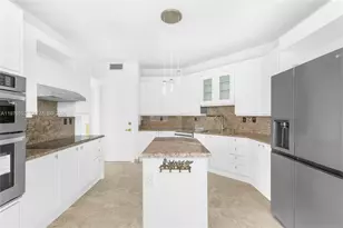 300 South Pointe Dr, Miami Beach, FL 33139 - Photo 12