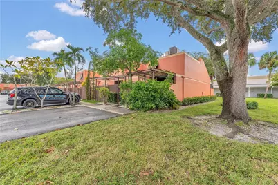 1490 Laguna Ln, Pembroke Pines, FL 33026 - Photo 4
