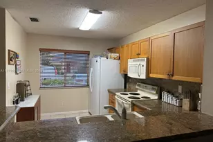 20875 NW 4 St, Pembroke Pines, FL 33029 - Photo 2