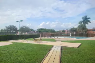 29 Seville Cir, Davie, FL 33324 - Photo 18