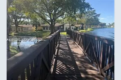 412 Briarwood Cir #2-23, Hollywood, FL 33024 - Photo 2