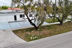 10381 SW 32nd St, Miami, FL 33165 - Photo 4