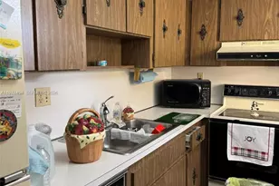 9180 SE Fontainebleau Blvd, Miami, FL 33172 - Photo 2