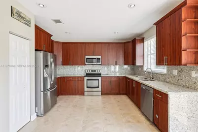 2142 NW 77th Ter, Pembroke Pines, FL 33024 - Photo 2