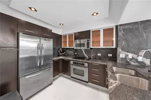31 SE 5th St, Miami, FL 33131 - Photo 2