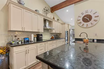 10301 Laurel Ct, Pembroke Pines, FL 33026 - Photo 16