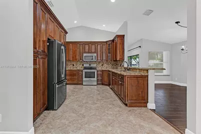 5621 Carriage Ln, Davie, FL 33331 - Photo 10