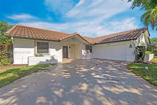 5621 Carriage Ln, Davie, FL 33331 - Photo 2