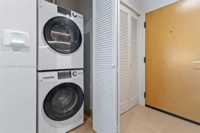 11 NE 6 St #910, Miami, FL 33132 - Photo 10