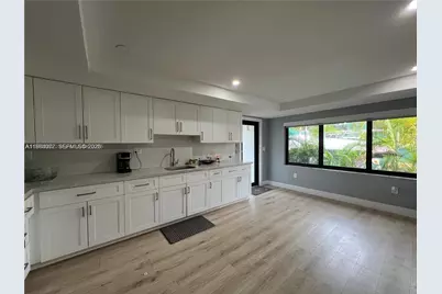860 NW 18th Pl, Miami, FL 33125 - Photo 4