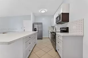 819 NE 199th St, Miami, FL 33179 - Photo 2