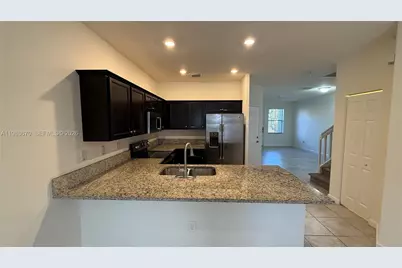 10348 W 33rd Ln #10348, Hialeah, FL 33018 - Photo 4
