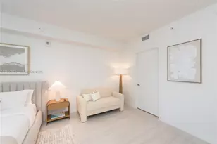 77 SE 5th St, Miami, FL 33131 - Photo 8