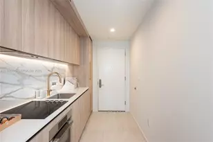 77 SE 5th St, Miami, FL 33131 - Photo 10