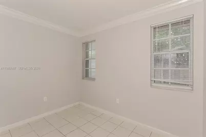 809 SW 8th Ave, Hallandale Beach, FL 33009 - Photo 12