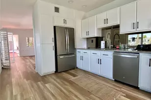 8040 Tatum Waterway Dr, Miami Beach, FL 33141 - Photo 4