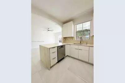 8052 NW 198th St, Hialeah, FL 33015 - Photo 8