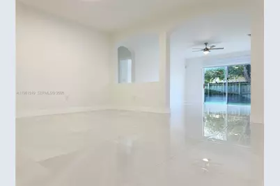 8052 NW 198th St, Hialeah, FL 33015 - Photo 14