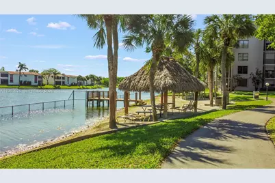 1100 Colony Point Cir #201, Pembroke Pines, FL 33026 - Photo 8