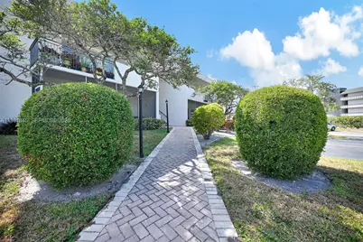 900 Crystal Lake Dr #2B, Deerfield Beach, FL 33064 - Photo 2