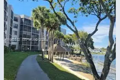 1100 Colony Point Cir #509, Pembroke Pines, FL 33026 - Photo 6