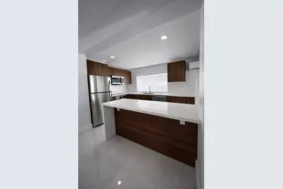 916 NE 2nd St #D, Hallandale Beach, FL 33009 - Photo 2