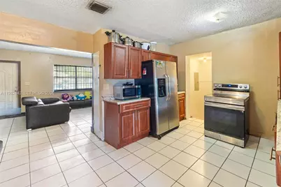 6223 NW Miami Pl, Miami, FL 33150 - Photo 6