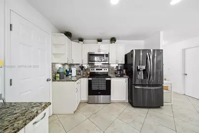 1040 SW 66th Ave, Pembroke Pines, FL 33023 - Photo 8