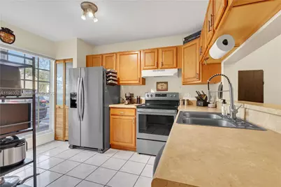 2881 S Cambridge Ln, Cooper City, FL 33026 - Photo 4