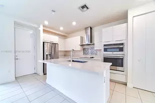 10447 NW 66th St, Doral, FL 33178 - Photo 6