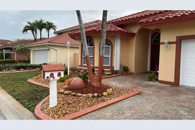 11581 SW 10th Ct, Pembroke Pines, FL 33025 - Photo 2