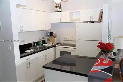 815 SW 10th Ter #4V, Hallandale Beach, FL 33009 - Photo 2