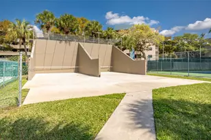 1000 Colony Point Cir, Pembroke Pines, FL 33026 - Photo 54