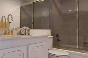 1000 E Saint Charles Pl, Pembroke Pines, FL 33026 - Photo 16