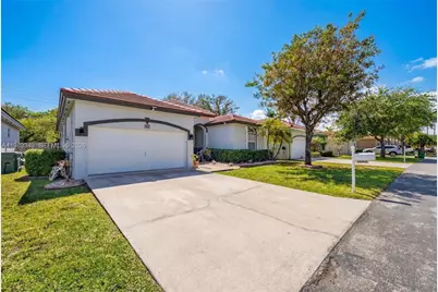 3090 SE 7th Pl, Homestead, FL 33033 - Photo 2