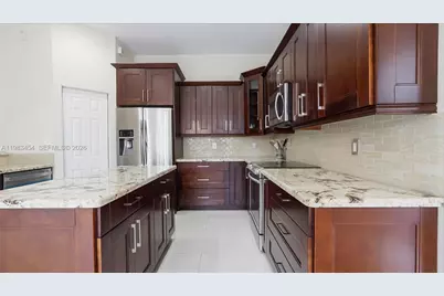 1646 Victoria Pointe Ln, Weston, FL 33327 - Photo 10