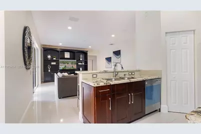1646 Victoria Pointe Ln, Weston, FL 33327 - Photo 10